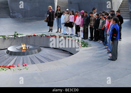 Schülerinnen und Schüler in den armenischen Völkermord Memorial Schwalbenfestung mit ewigen Flamme, Eriwan, Armenien, Asien Stockfoto