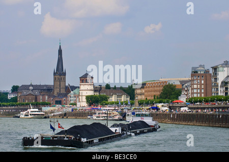 Panoramablick auf Rhein, Lambertuskirche Kirche, vom Burgplatz Platz zum alten Hafen, Frachtschiff auf Rhein, aufgrund Stockfoto