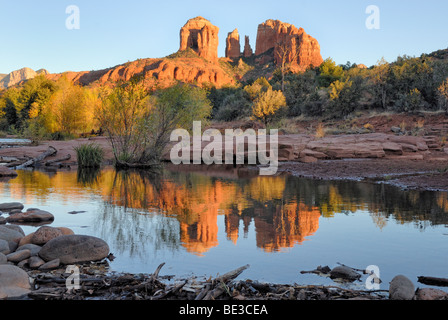 Cathedral Rock spiegelt sich in Oak Creek, Sedona, Red Rock Country, Arizona, USA Stockfoto