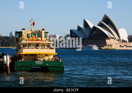 Mit der Fähre an Milson der Punkt mit der Oper über. Sydney, New South Wales, Australien Stockfoto