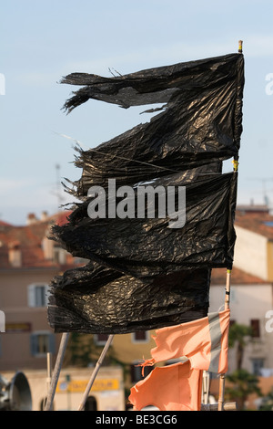 schwarzen Müllbeutel als Flags auf einem kleinen Fischerboot im Hafen von Rovinj Stockfoto