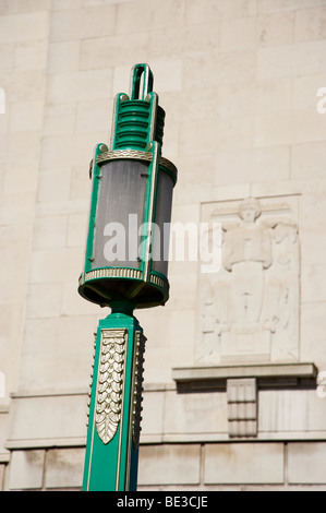 Art-Deco-Lampen außerhalb George dock Gebäude in Liverpool UK Stockfoto