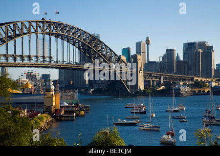 Blick über Lavendel Bay, die Harbour Bridge und City-Skyline. Sydney, New South Wales, Australien Stockfoto
