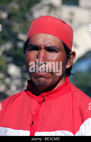 Tarahumara-Indianer in traditioneller Kleidung, Copper Canyon, Chihuahua, Mexiko Stockfoto
