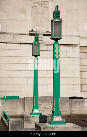 Art-Deco-Lampen außerhalb George dock Gebäude in Liverpool UK Stockfoto