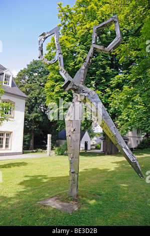 Der Schritt, Schere, Skulptur von Armin Sharon, Deutsches Klingenmuseum deutsche Messer Museum, Graefrath, Solingen, Bergisches Lan Stockfoto