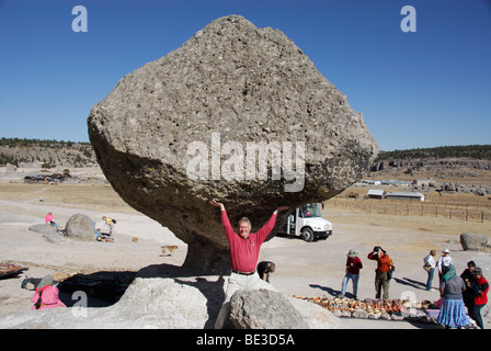 Holdng Felsen im Tal der Frösche und Schildkröten in der Nähe von Creel, Copper Canyon, Mexiko Stockfoto