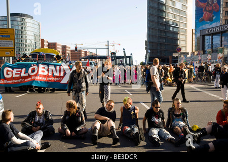 Veranstaltung auf dem Potsdamer Platz gegen den feierlichen Eid der Bundeswehr Bundeswehr vor dem Reichstag zu protestieren Stockfoto