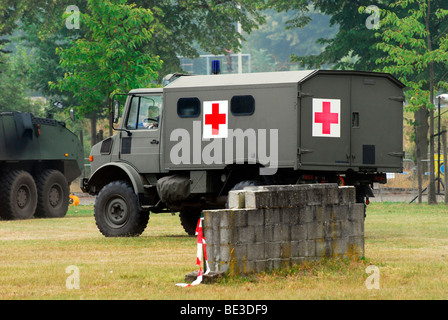 Ein Unimog in einer Ambulanz-Version im Einsatz von der belgischen Armee. Stockfoto