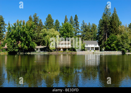 Seegrundstück am Deschutes River Bend, Kaskade-Strecke, Oregon, USA Stockfoto