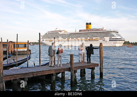 Die Costa Fortuna Kreuzfahrtschiff aus Venedig gefüllt mit Passagieren, Italien Stockfoto