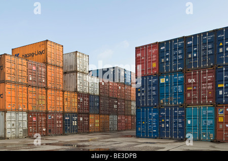 Bonn-Container-Terminal, mit Blick auf gestapelten Übersee Container im Depot, Bonn Hafen, North Rhine-Westphalia, Germany, Eu Stockfoto