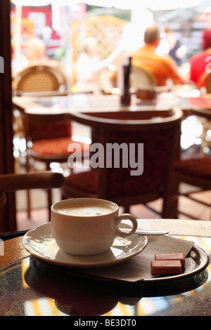 Tasse Kaffee, Konditorei Wallner Süßwaren, St. Wolfgang, Salzkammergut Region, Oberösterreich, Österreich, Europa Stockfoto