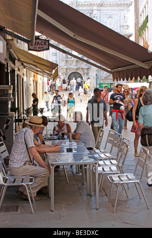 Touristen genießen einen Drink in Venedig, Italien Stockfoto