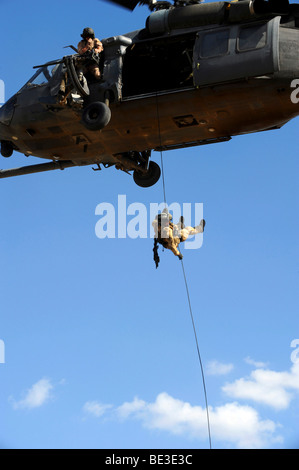 Ein Pararescueman Abseilung aus einem Hubschrauber HH-60 Pavehawk. Stockfoto