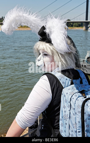 Cosplayer mit tierischen Gesicht in das Kostüm des japanischen Anime/Manga Figur, Porträt, Japantag Japan Tag, Düsseldorf, Norden Stockfoto