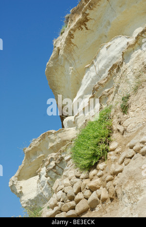 Erodierten Bänder und Granitfelsen, die eingebettet in Bimsstein, Klippen auf dem Tyrrhenischen Meer, Kalabrien, Italien, Italien, Südeuropa Stockfoto