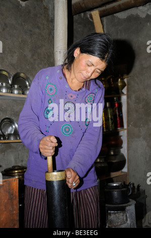 Ladakhi Bäuerin Buttern Butter, Chiling, Zanskartal, Asien, Himalaya, Ladakh, Indien Stockfoto