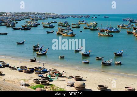 Angelboote/Fischerboote auf Strand, Meer in der Nähe von Mui Ne, Vietnam, Asien Stockfoto