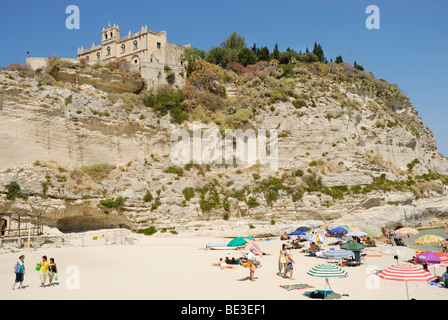 Bunte Sonnenschirme und Menschen am Strand, auf Felsen im Rücken, Tropea, Kalabrien, Süditalien, Europa Kirche Stockfoto