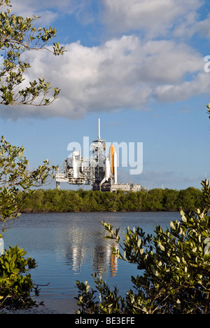 Space Shuttle Atlantis liegt fertig auf der Startrampe. Stockfoto