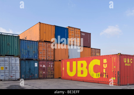 Gestapelten Übersee Container in einem Depot, Container-terminal in Bonn, Nordrhein-Westfalen, Deutschland, Europa Stockfoto