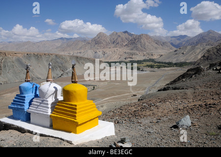 Chorten im oberen Indus-Tal nach dem Zusammenfluss von Indus und die Flüsse von Zanskar, Ladakh, Indien, Himalaya, Asien Stockfoto