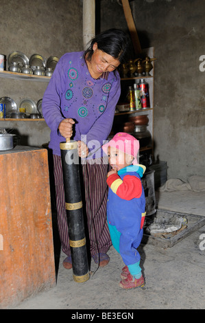 Ladakhi Bäuerin Buttern Butter, Chiling, Zanskartal, Asien, Himalaya, Ladakh, Indien Stockfoto