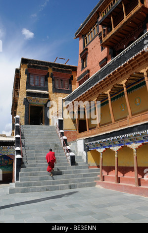 Thikse Kloster, Anfänger, die das Treppensteigen, das Oratorium, Ladakh, Jammu und Kaschmir, Nord-Indien, Himalaya, Asien Stockfoto