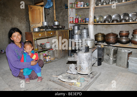 Bäuerin in ihrer Küche, mit Metall, Kupfer und Messingplatten in den Regalen der ehemaligen Kupferschmied, Chiling, Zansk Stockfoto