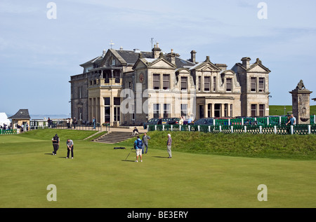 Golfer, die auf das 18. Loch des Old Course in St Andrews, Fife Schottland Außerbetriebnahme Stockfoto