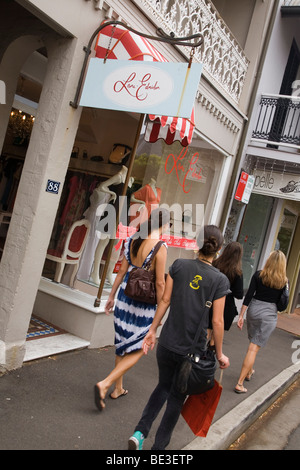 Frauen suchen die Mode-Boutiquen auf der William Street in Paddington. Sydney, New South Wales, Australien Stockfoto