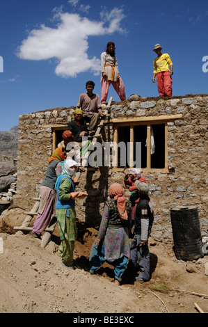 Traditionellen Wohnungsbau, Ziegelton, Stein Gebäude in der Nähe der Bergoase Khalsar, etwa 4500 AMSL, Leh, Ladakh, Indien, Hi Stockfoto