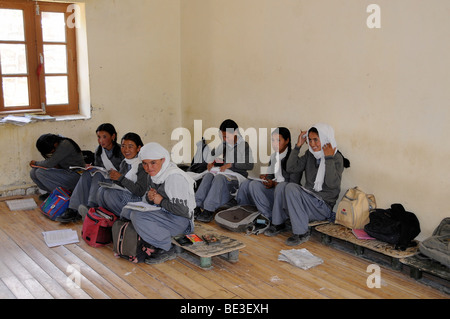 Studenten in Uniform, auf niedrige Bänke auf der Schulbank, Phiyang, Asien, Himalaya, Ladakh, Indien Stockfoto