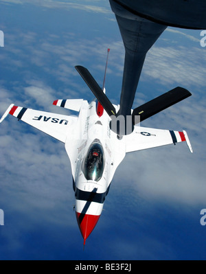Eine Altus KC-135 Stratotanker tankt ein United States Air Force Thunderbird. Stockfoto