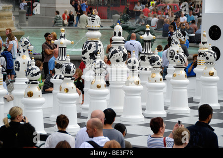 Riesige Schachfiguren auf dem Trafalgar Square, London, England. Stockfoto