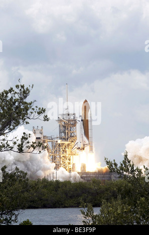 Space Shuttle Atlantis hebt sich ab von der Startrampe in Richtung Erdumlaufbahn. Stockfoto