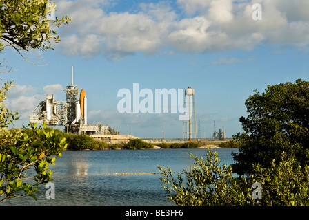 Space Shuttle Atlantis und Endeavour sitzen auf ihren Startrampen am Kennedy Space Center. Stockfoto