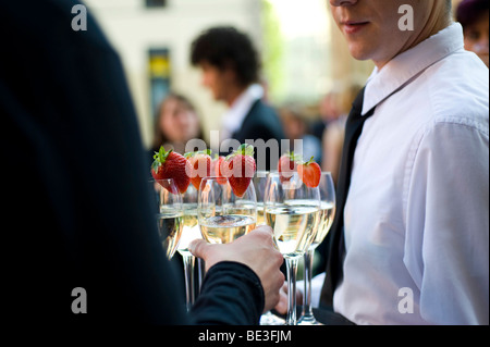 Gast ein Glas Sekt aus einem Fach Stockfoto