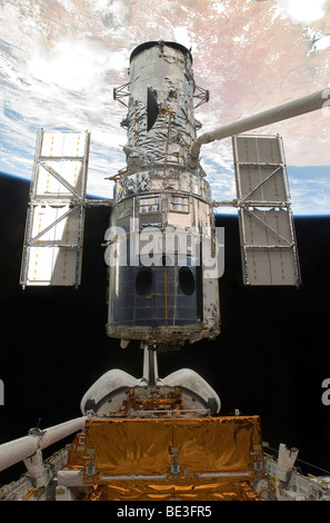 Das Hubble Space Telescope wird die Fracht Bucht des Space Shuttle Atlantis freigegeben. Stockfoto