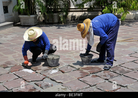 Bauarbeiter, die Reparatur der Straße Steinen, Wat Pho, Bangkok, Thailand, Asien Stockfoto