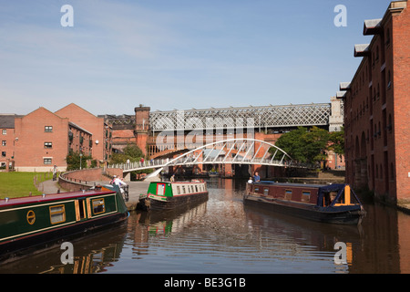 Castlefield Urban Heritage Park, Manchester, England, UK. Narrowboats auf dem Bridgewater Kanal in der Nähe von der Kanal-Becken Stockfoto