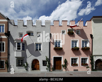 Häuser mit Crennels, in einer Gasse Stadt Bruneck, Val Pusteria, Alto Adige, Italien, Europa Stockfoto