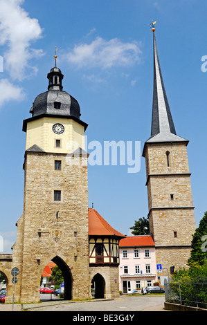 Eine Wallfahrt historische Stadttor neben dem Riedturm-Turm und der Turm der St. Jakobus Kirche, Riedplatz Square, Arnstadt, Thüringen, Stockfoto