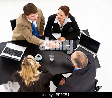 Business-Meeting, zwei Frauen und zwei Männer, High-Angle erschossen Stockfoto