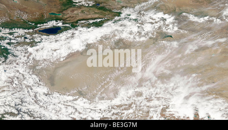 Staub und Wolken schwebte über der Taklamakan-Wüste. Stockfoto