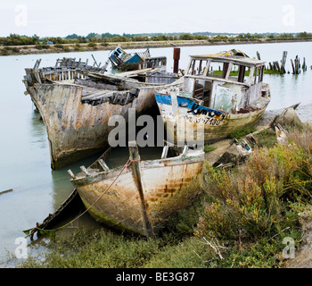 Wracks gesunkener Schiffe legen in einem Fluss Fütterung der Golf von Biskaya auf der Insel Lle de Noirmoutier, Vendee, Frankreich. Stockfoto