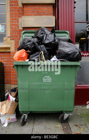 Überquellenden Mülleimer an einer Stadt Street, Oxford, England, Vereinigtes Königreich. Stockfoto