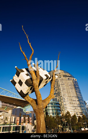 Melbourne Cityscape / Kuh ein Baum Skulptur in Melbourne Docklands.Melbourne Victoria Australien. Stockfoto