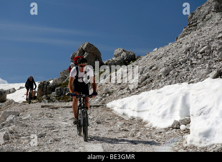 Mountainbiker auf den Tre Cime di Lavaredo Trail, Tre Cimi di Lavaredo, Dolomiten, Alto Adige, Italien, Europa Stockfoto